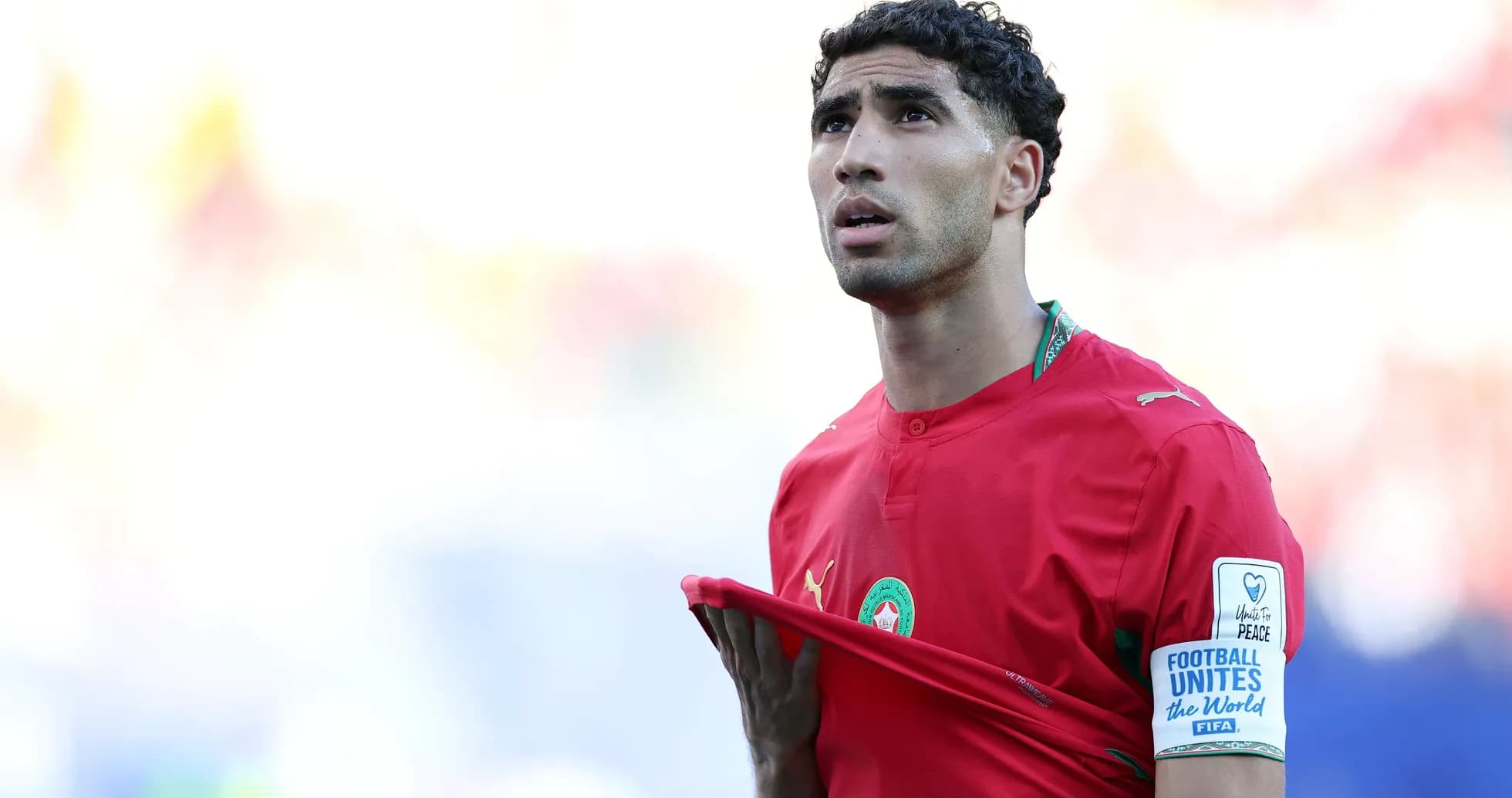 Jugador de Marruecos sosteniendo su camiseta durante partido