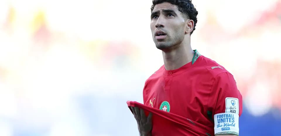 Jugador de Marruecos sosteniendo su camiseta durante partido