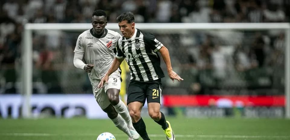 Jugadores de Atlético Paranaense y Atlético-MG en acción