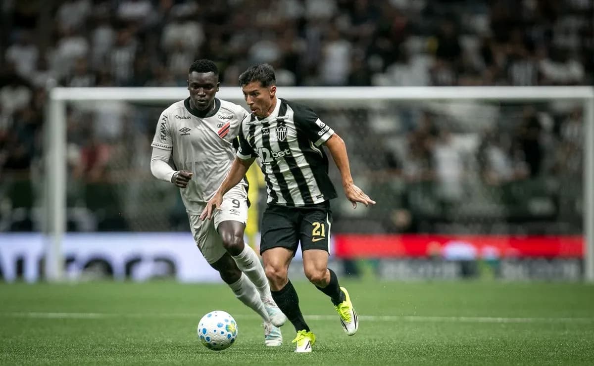 Jugadores de Atlético Paranaense y Atlético-MG en acción