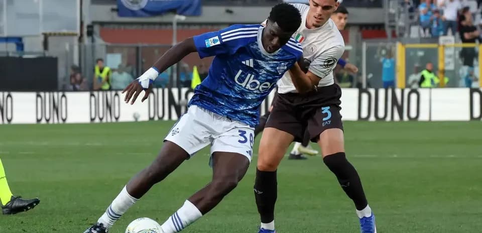 Jugadores de Napoli y Como en acción
