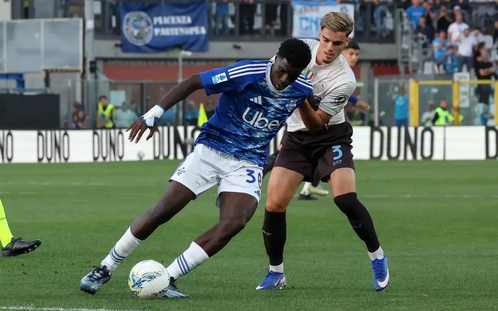 Jugadores de Napoli y Como en acción