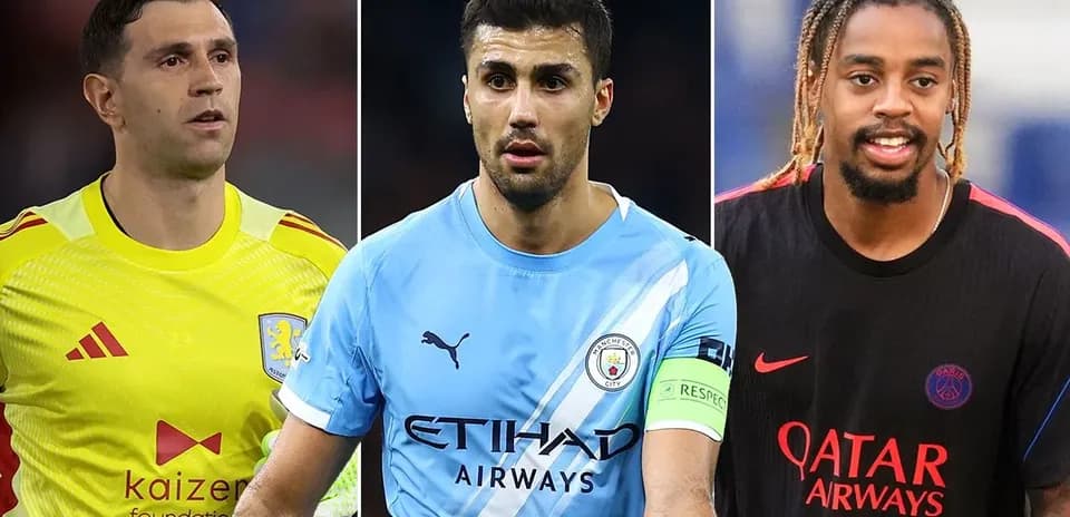 Tres futbolistas en uniformes de sus equipos
