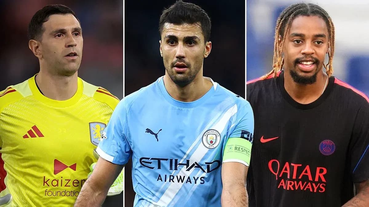 Tres futbolistas en uniformes de sus equipos