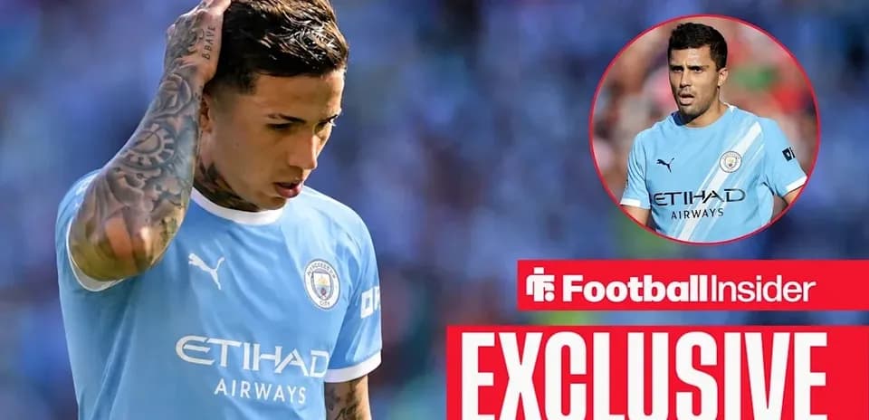 Jugador de Manchester City mostrando preocupación en el campo