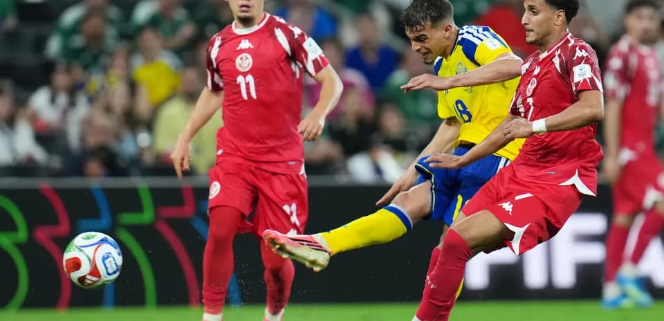 Jugador sueco golpeando el balón contra Túnez
