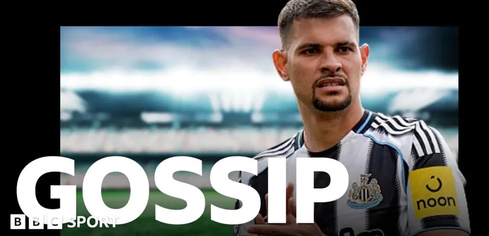 Jugador de Newcastle con camiseta de capitán en estadio