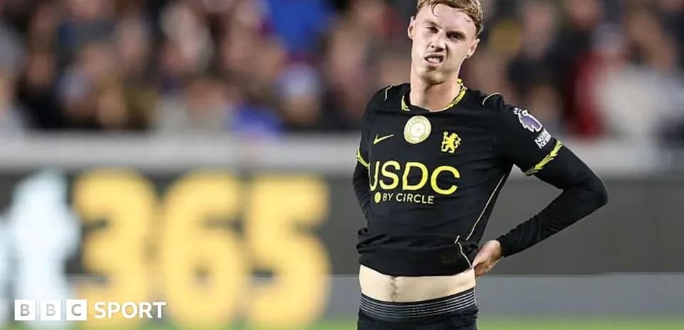 Jugador de Chelsea con camiseta negra durante el partido