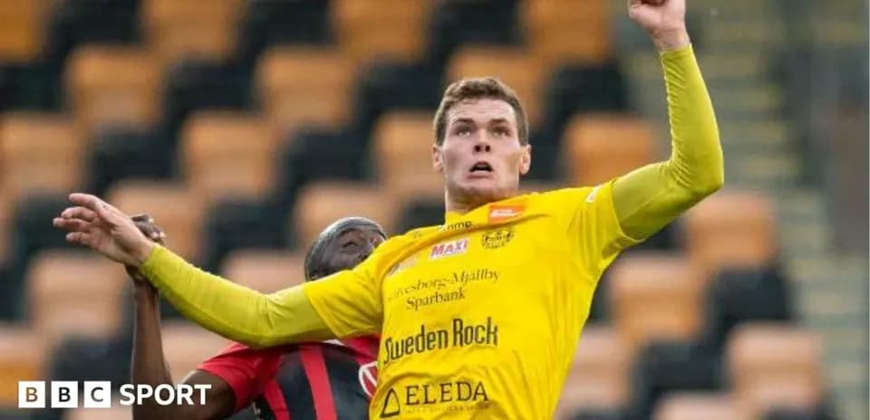Jugador amarillo saltando durante un partido de fútbol