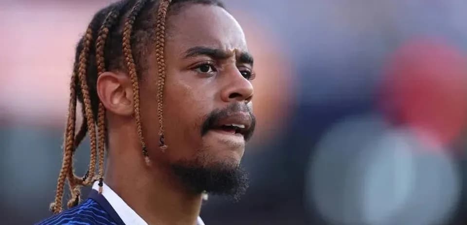 Jugador con trenzas en uniforme durante partido