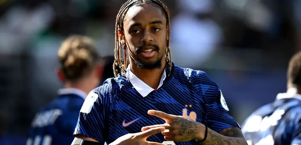 Jugador de Francia mostrando signo de paz en el campo