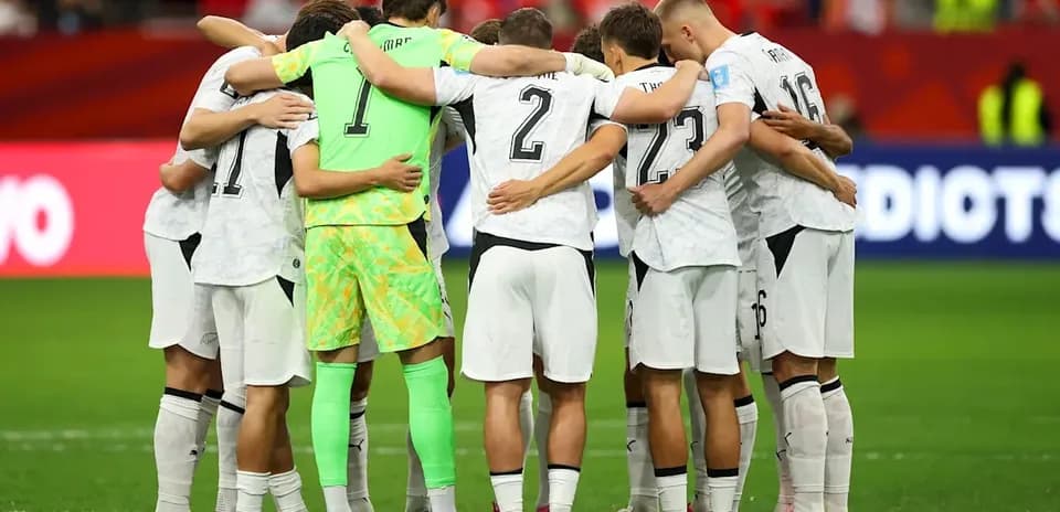 Equipo de fútbol en círculo durante el calentamiento