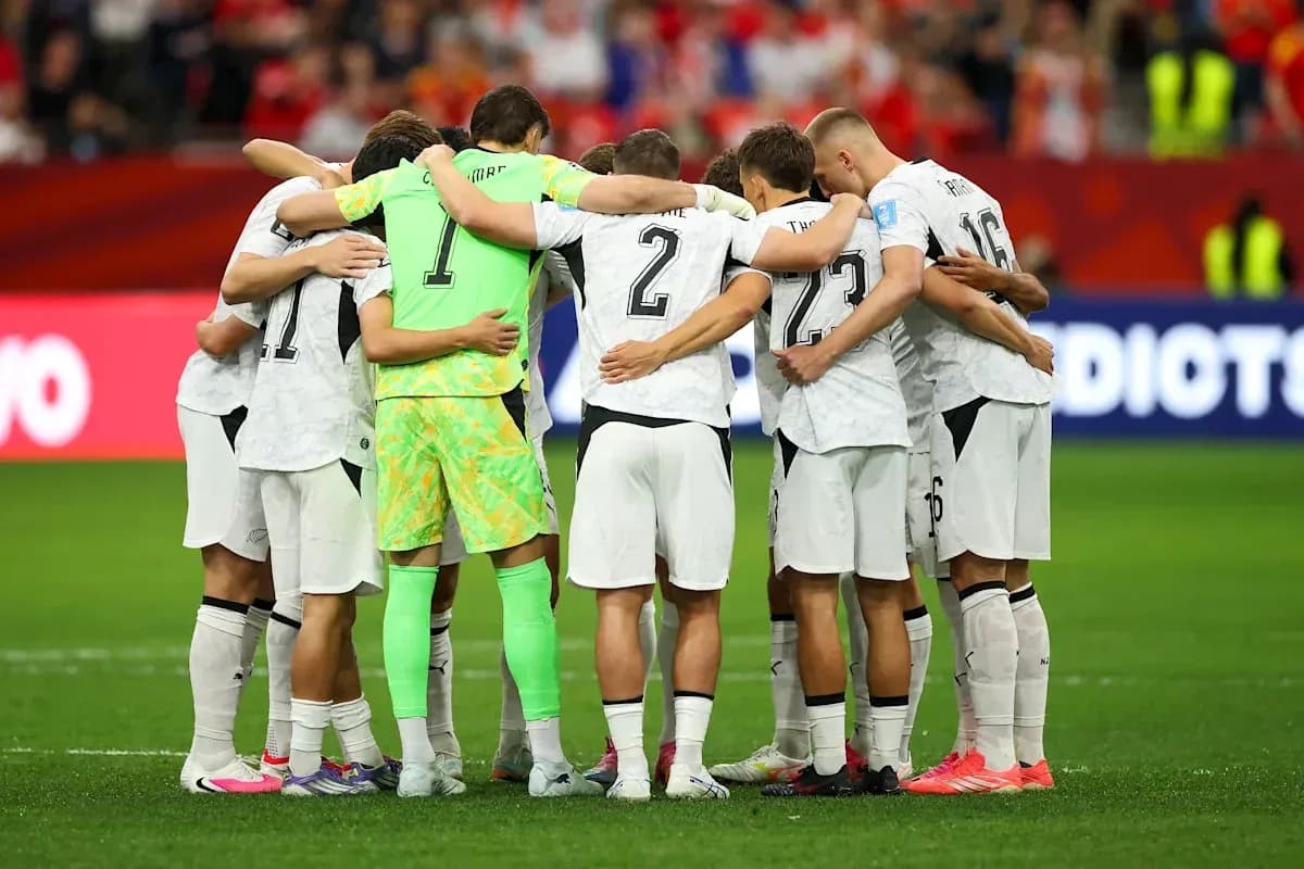 Equipo de fútbol en círculo durante el calentamiento