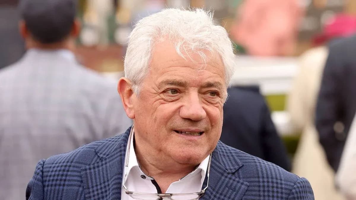 Hombre con cabello canoso en evento al aire libre