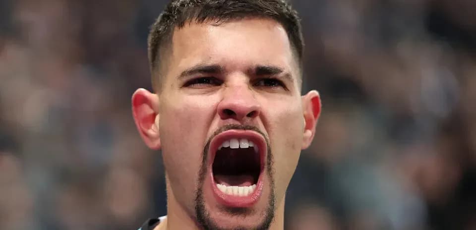 Jugador gritando en un partido de fútbol
