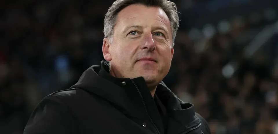 Entrenador observando desde la línea de banda