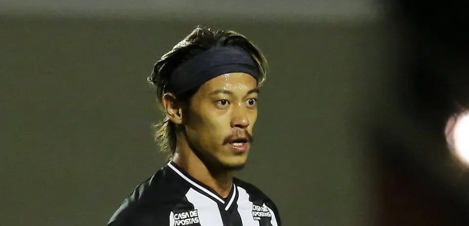 Jugador con camiseta negra y blanca en acción