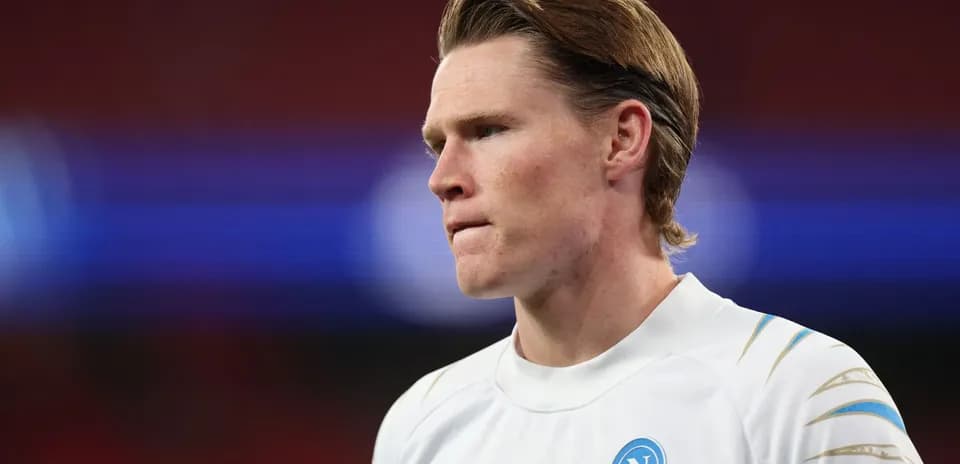 Jugador de Napoli en camiseta blanca durante calentamiento