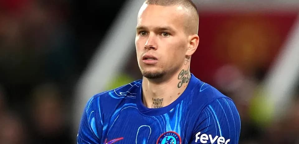 Jugador de Chelsea con camiseta azul en el campo