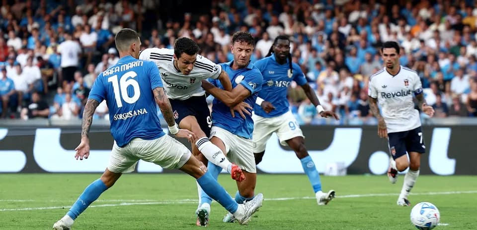 Inter y Napoli compitiendo por el balón