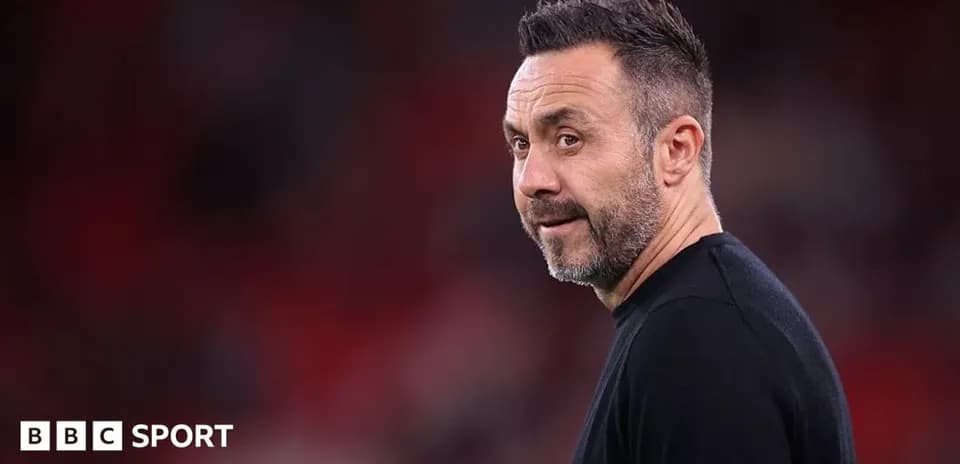 Entrenador observando el partido desde la banda