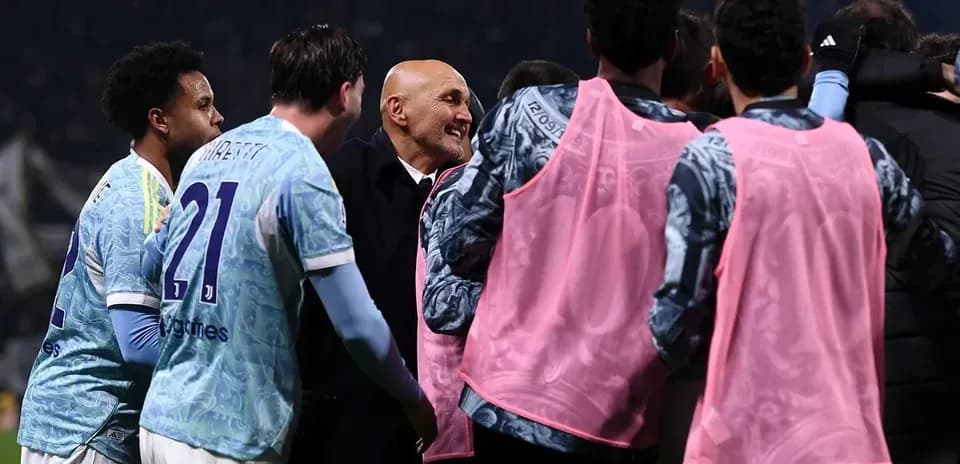 Jugadores de la Juventus celebrando con su entrenador
