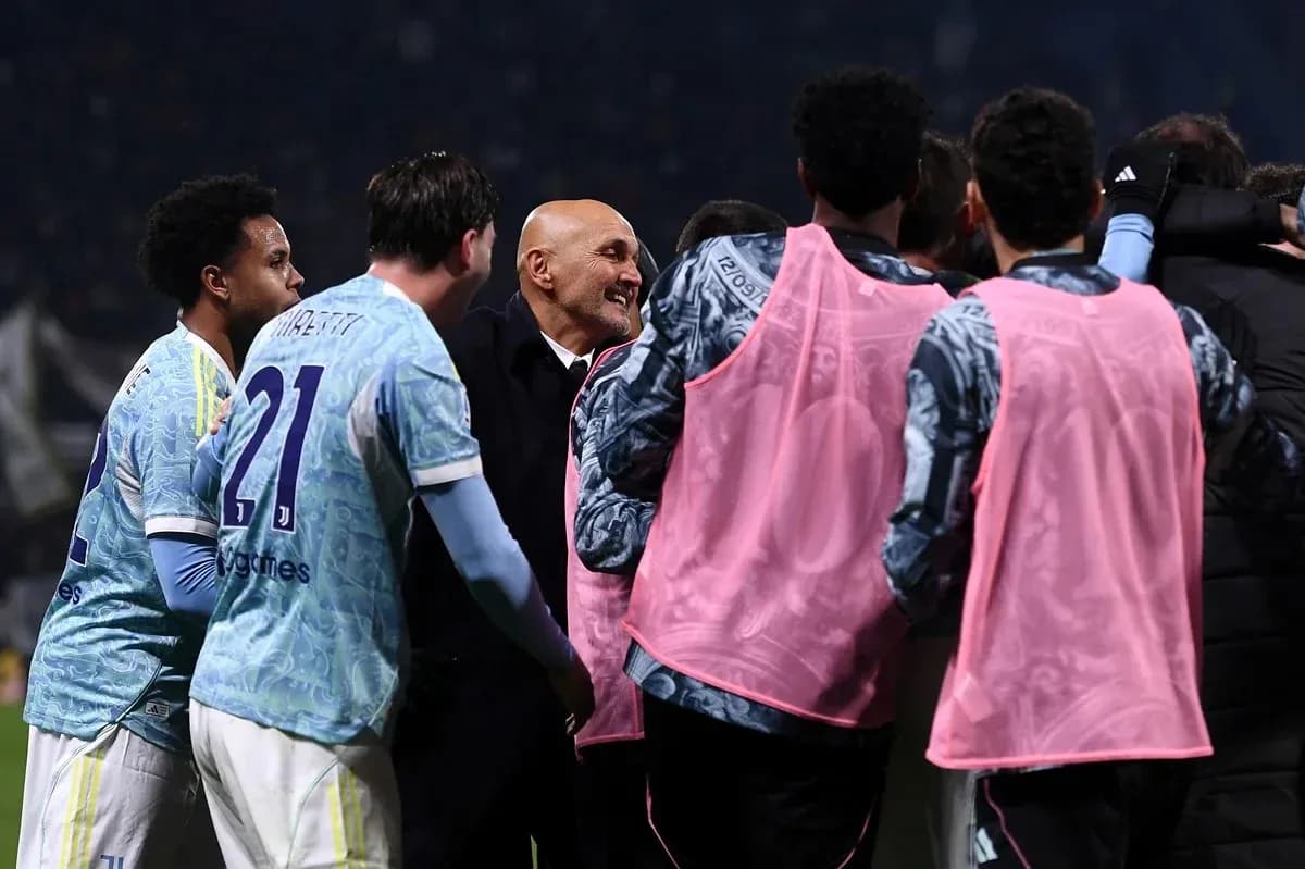 Jugadores de la Juventus celebrando con su entrenador