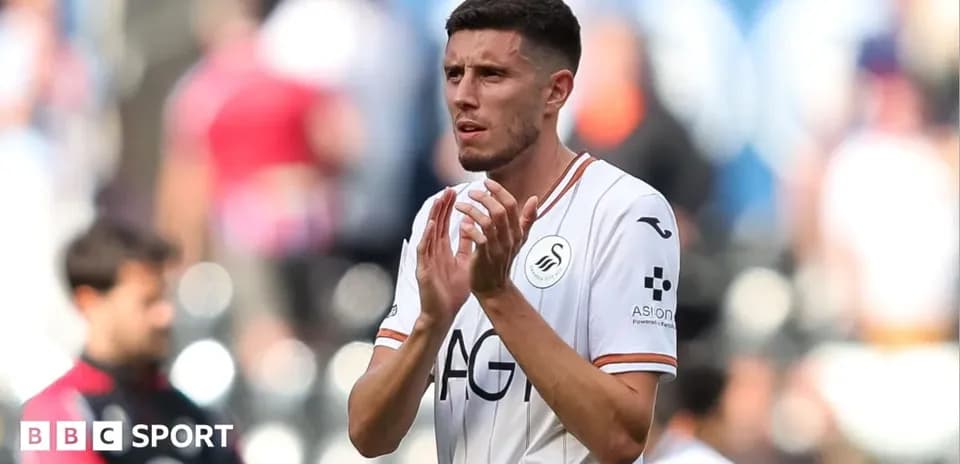 Jugador aplaudiendo en el campo durante el partido