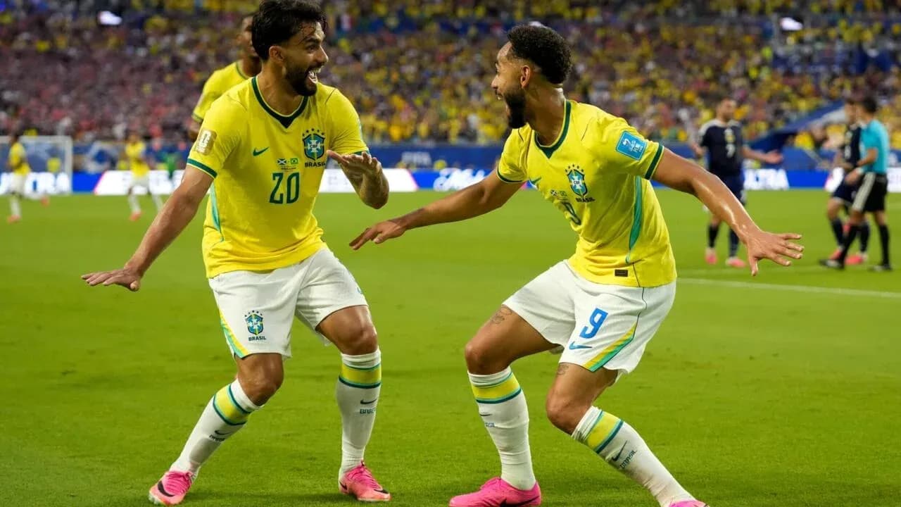 Jugadores de Brasil celebrando un gol en el partido