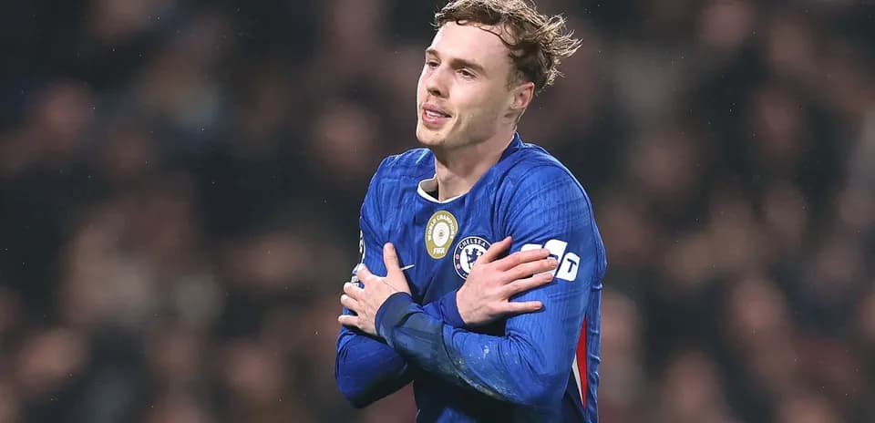 Jugador de Chelsea abrazándose tras una jugada
