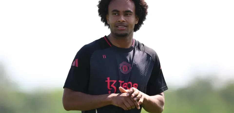 Jugador entrenando con camiseta de Manchester United