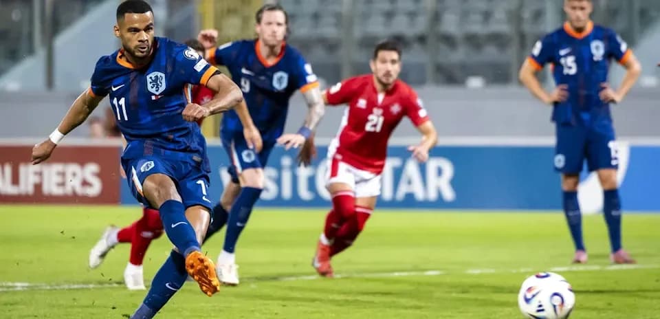 Jugador ejecutando un penalti en partido de fútbol