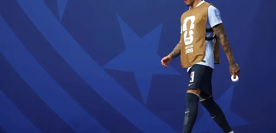 Jugador caminando con chaleco durante el partido