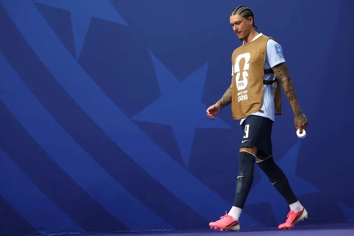 Jugador caminando con chaleco durante el partido