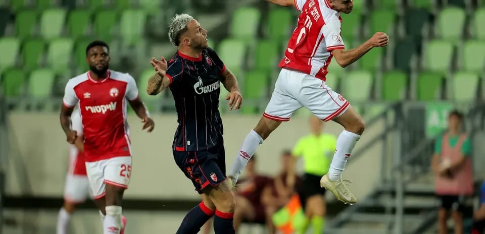 Jugadores en acción durante el partido de fútbol