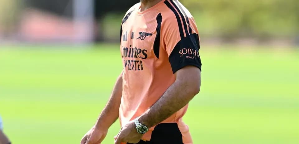Entrenador sonriente en sesión de entrenamiento