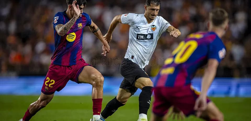 Jugadores de Valencia y Barcelona en acción