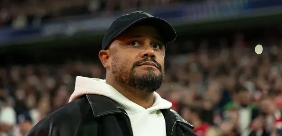 Hombre con gorra en el estadio lleno de espectadores
