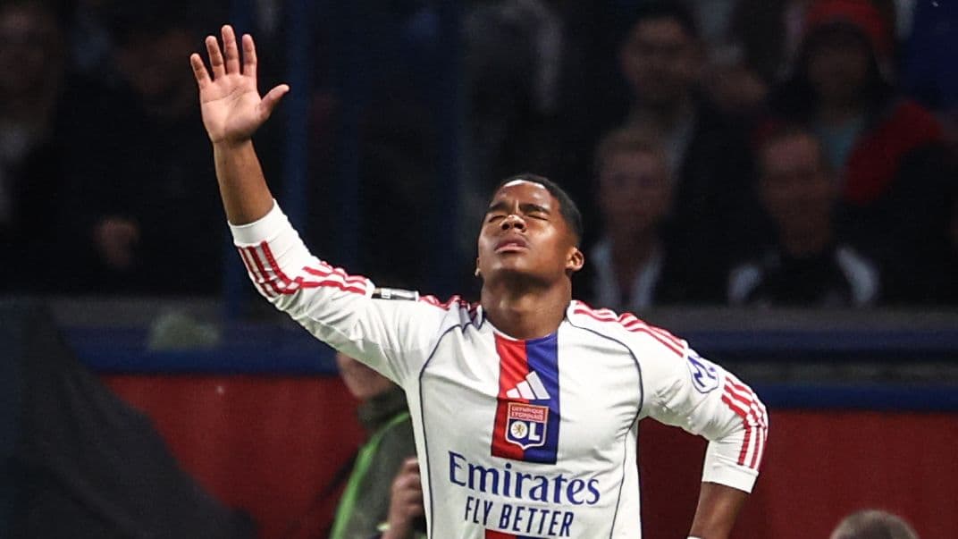 Jugador de Lyon levantando la mano durante un partido