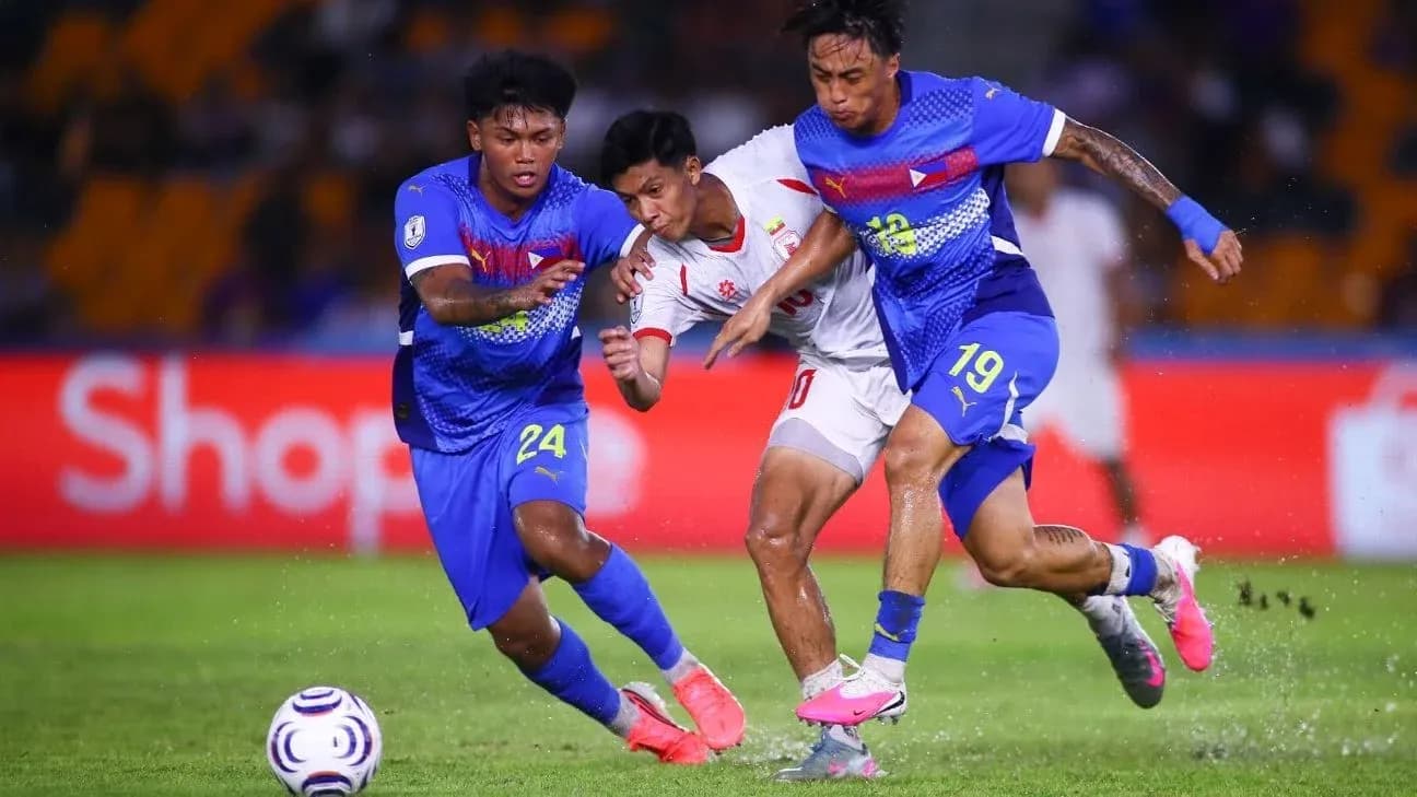 Dos jugadores defienden mientras un oponente avanza