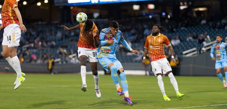 El Paso Locomotive vs Lexington en el campo