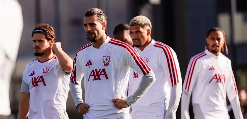 Jugadores de Liverpool durante sesión de entrenamiento
