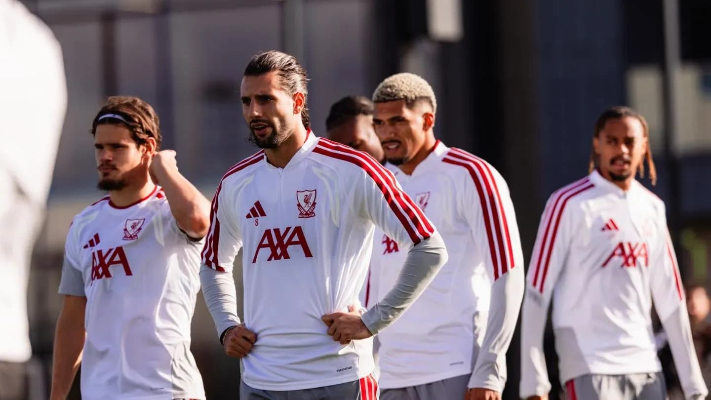 Jugadores de Liverpool durante sesión de entrenamiento