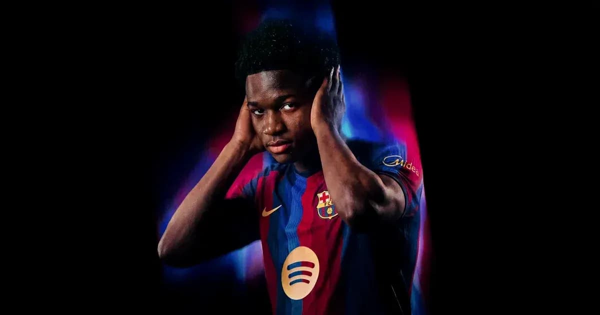 Jugador de Barcelona posando con camiseta del equipo