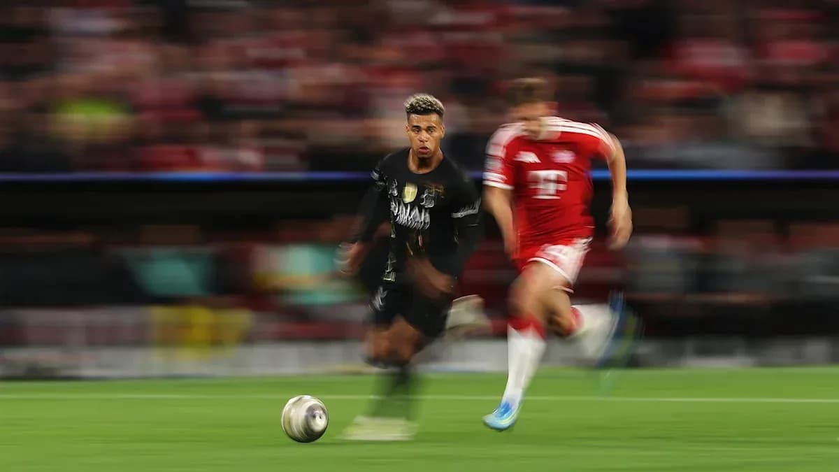 Jugador corriendo con el balón durante un partido
