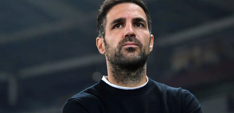 Hombre en la grada observando un partido de fútbol