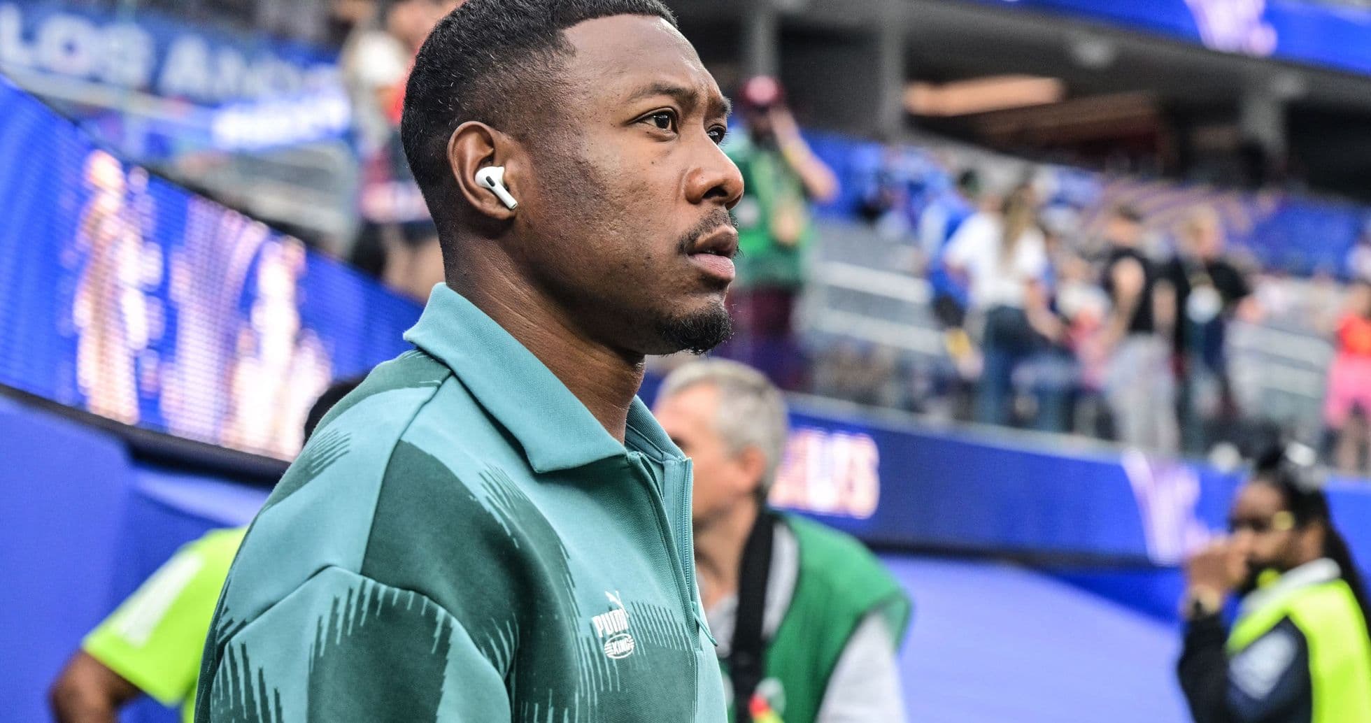 Jugador caminando en el estadio con auriculares