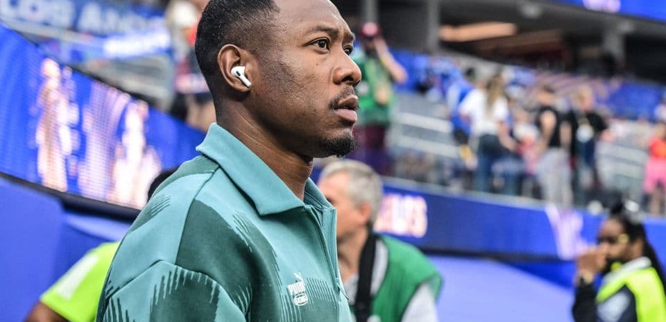 Jugador caminando en el estadio con auriculares