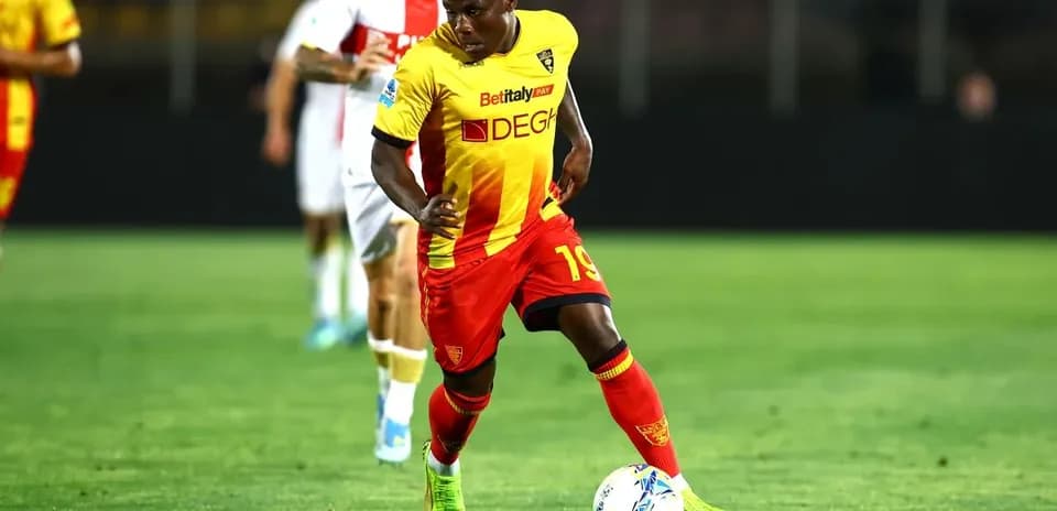 Jugador de Lecce llevando el balón en el campo