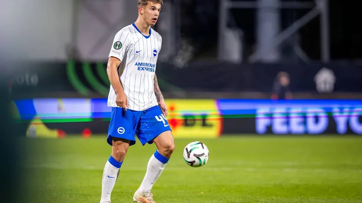 Jugador de Brighton controlando el balón en el campo